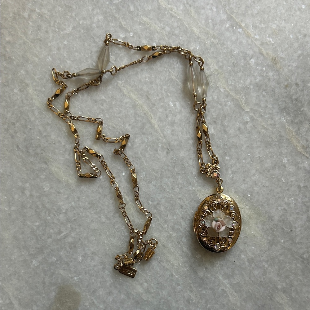 Elegant Gold Pendant Necklace
